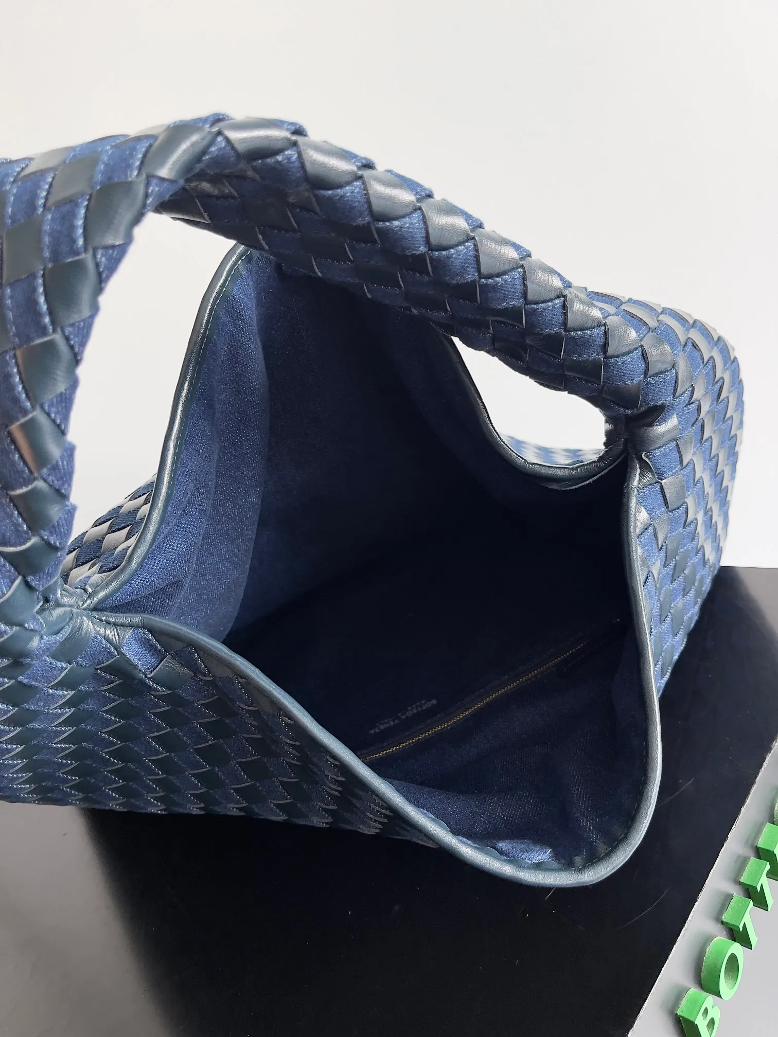 Batch 2240 Different colors collide with different sparks, and different materials collide with layers and designs. BOTTEGA VENETA Large HOP is on the list of retro denim series. The stiffness of denim is matched with soft leather. Fashion has no standards. Innovation is progress. Hop and retro denim are a combination of classics and individuality. They are casual, lazy and unique. The large capacity is too friendly for summer. Freeing up hands in sultry weather is people's biggest need. Style number: 795949 Size: 54*24*13cm